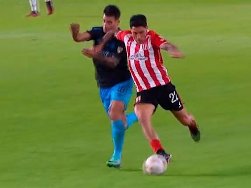 El tremendo codazo de Enzo Pérez a un ex-Boca en la derrota de Estudiantes ante Gremio