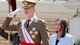 El rey Felipe se reencuentra con su pasado en el aniversario de su jura de bandera acompañado de la reina Letizia y la princesa Leonor