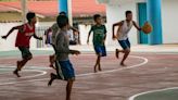 Niños triquis descalzos de Oaxaca: el básquetbol como opción para huir de la violencia y la migración