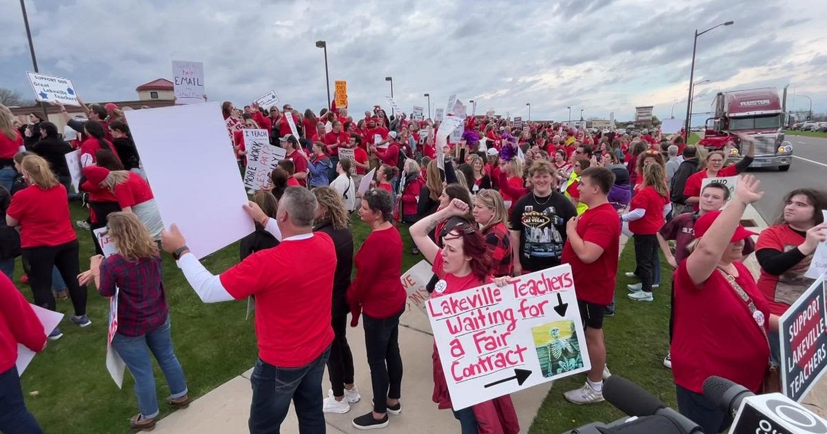 Lakeville teachers' union files intent to strike before rally outside school board meeting