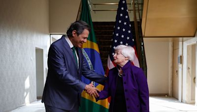 Yellen elogia a Harris y aboga por el liderazgo mundial de EE.UU.