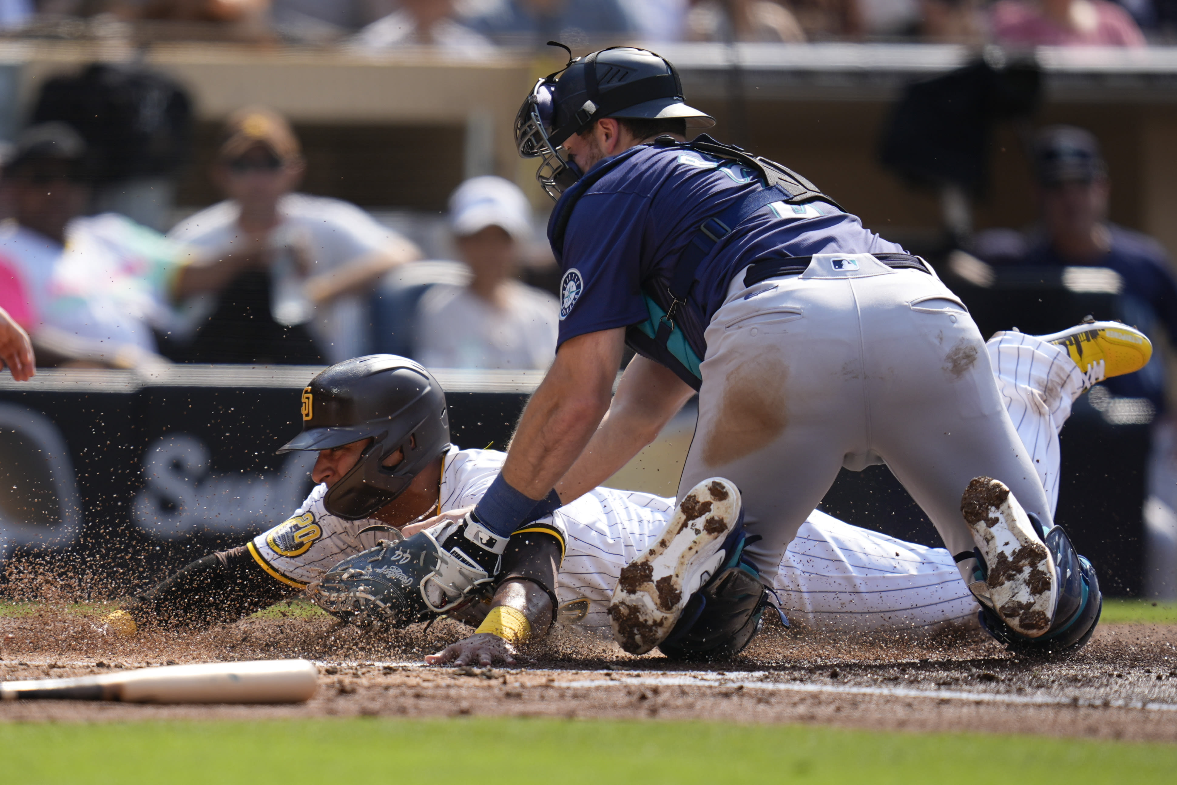 Miller throws 6 innings, Rodríguez makes defensive gem in Mariners' 2-0 victory over Padres