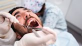 Son extraction dentaire est bâclée, une partie de sa dent reste coincée dans son sinus pendant deux ans