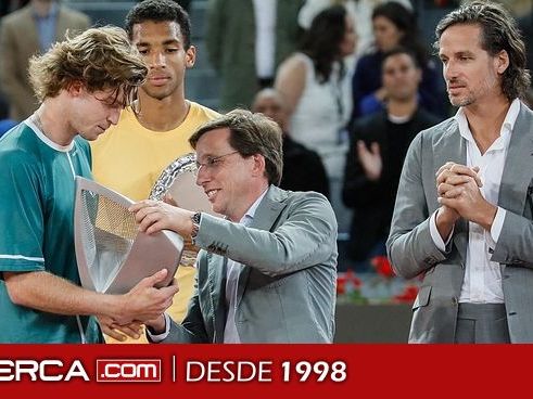 Almeida entrega el trofeo del Mutua Madrid Open a Andrey Rublev