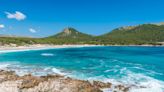 La cala de Mallorca rodeada de dunas y que está en un parque natural