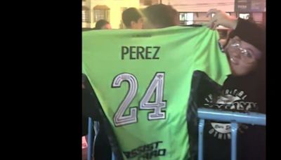 Los hinchas de River que fueron a alentar a Enzo Pérez en la llegada de Estudiantes a Córdoba