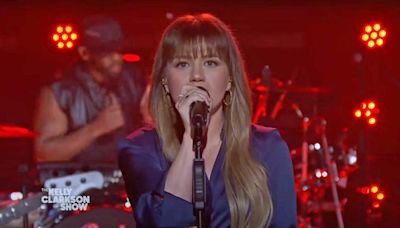 Watch Kelly Clarkson sing an angelic version of Metallica's Sad But True