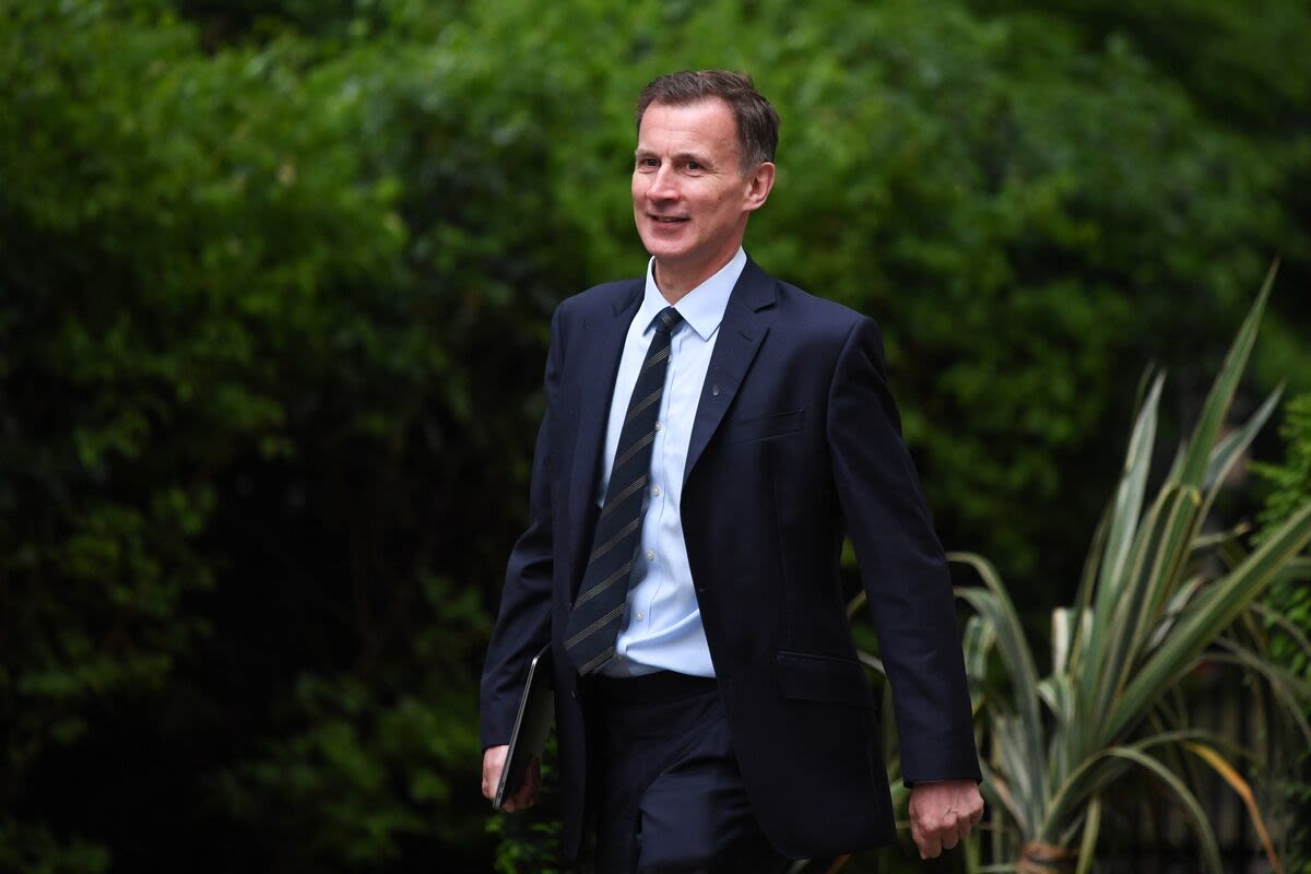 Hunt Vows to Fight for Seat in UK Elections Despite Tory Exodus