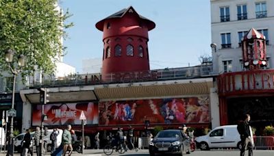 Se desploman las aspas del icónico Moulin Rouge de París