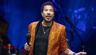 Lionel Richie revela cómo se encuentra Carlos III tras hablar con él por teléfono