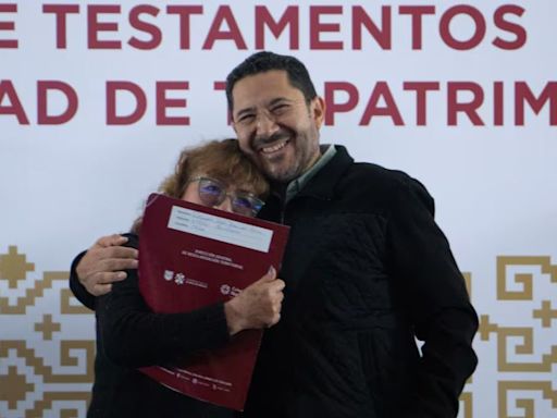 Martí Batres entrega 3 mil 500 testamentos gratuitos