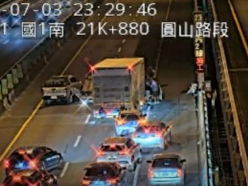 國一南下深夜「4車連環撞」！全線一度封閉 3傷者急送醫