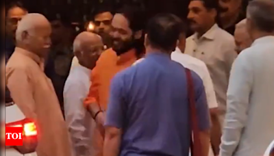 RSS chief Mohan Bhagwat visits Ambani family at Antilia for dinner | India News - Times of India
