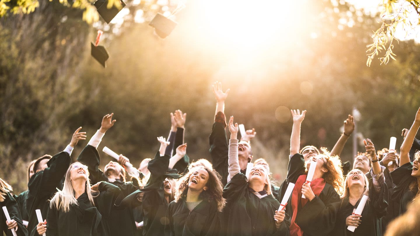 Here's Exactly What to Write in Your Graduation Card to Congratulate the Class of 2024