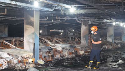 電動車鋰電池起火爆炸！韓社區停車場「燒成一片」 140輛車淪廢鐵