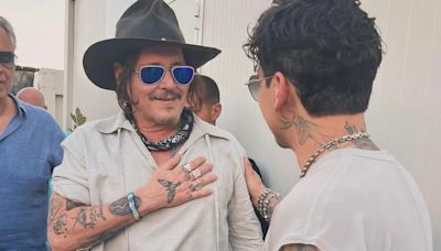 “¿Cuál es cual?” Christian Nodal presume foto junto con Johnny Depp tras comparaciones