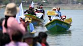 "No a la minería": Activistas navegan lago fronterizo en protesta a mina guatemalteca