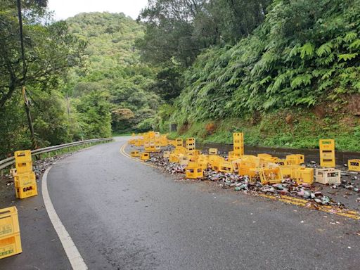 北宜公路成「碎玻璃路」 載運酒箱大貨車捆繩突斷！上千酒瓶沿路砸