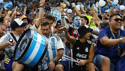 Nueve torneos, cien partidos y un fanatismo viral por su cara pintada de albiceleste: la vida del abogado de 43 años que sigue a la selección argentina