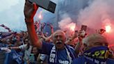 El oviedismo germina desde la cuna: miles de aficionados acompañan al equipo en las calles de la ciudad