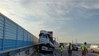 國道3號彰化段聯結車追撞 駕駛受困救出命危 - 社會