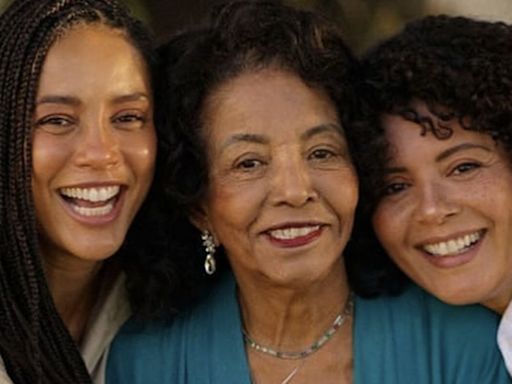 Em momento raro, Taís Araújo publica fotos inéditas com a mãe e a irmã: 'Te amamos'