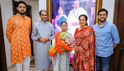 Mamata Banerjee meets INDIA bloc leaders Uddhav Thackeray, Sharad Pawar in Mumbai