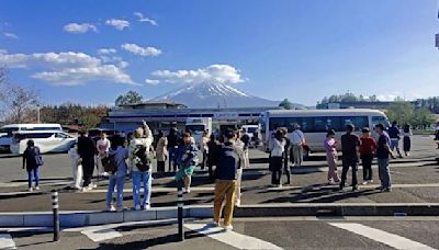 太多遊人佔路拍照擾民 河口湖居民便利店外裝「黑網」擋富士山景觀