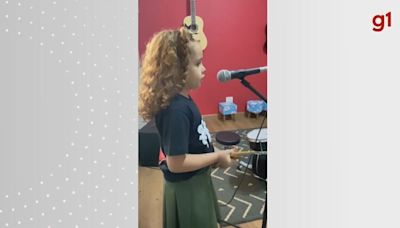 Dia Mundial do Rock: Menina autista encontra na música forma de se desenvolver e perder medos