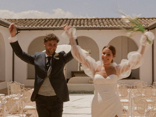 La boda en Valencia de Carla y Juanjo: un vestido de novia de Milla Nova y una celebración atípica de inspiración mediterránea