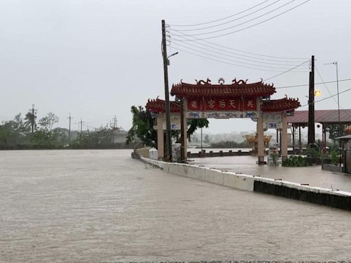 高雄美濃大淹水！ 30名小學生受困「黃蝶翠谷」待援