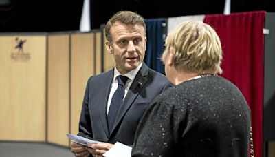 Vote au Touquet, bain de foule, réunion à l’Élysée… La journée d’Emmanuel Macron