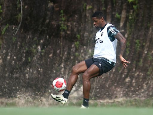 Júnior Santos, do Botafogo, passa por cirurgia na tíbia e tem retorno estimado em até três meses