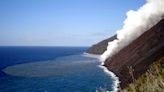 La isla de Stromboli (Italia) entra en alerta naranja por la actividad de su volcán