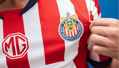 Chivas anuncia su nuevo uniforme; afición critica patrocinios