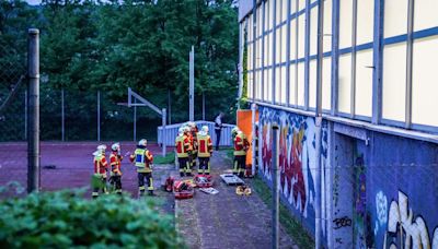 Vier Kinder nach Sturz durch Hallendach schwer verletzt