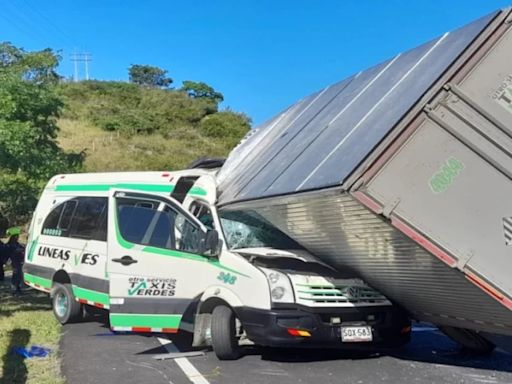 Grave accidente de tránsito en vías de Huila dejó un muerto y nueve heridos