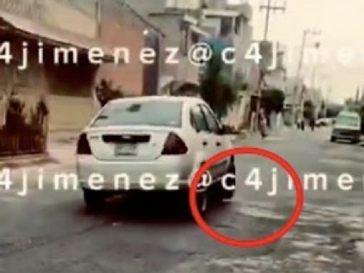 VIDEO: Arrolla a mujer, la arrastra unos metros por el pavimento y huye; nadie la ayuda