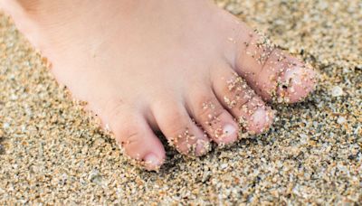 People Are Just Realising The Secret To Removing Wet Sand From Skin In Seconds, And It's Really Easy