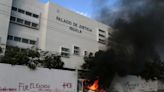 Estudiantes queman autos en protesta por 43 desaparecidos en sur de México