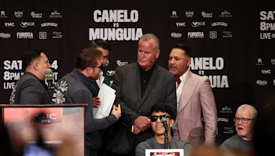 Canelo Álvarez and Oscar De La Hoya erupt in heated exchange ahead of title bout with Jaime Munguía