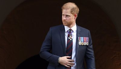 Príncipe Harry recebe irmãos de Diana em missa, ignorada pela família real