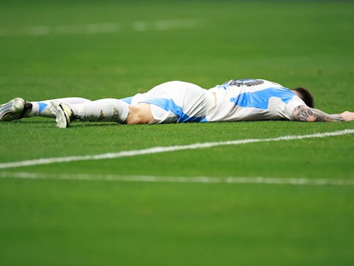 Em estreia da Argentina na Copa América, goleiro da seleção reclama do gramado: 'um desastre'