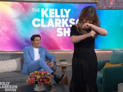 Kelly Clarkson Has to Walk It Off After Unintentionally Making Dirty ‘Meat’ Joke to Henry Golding | Video