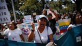 Professores venezuelanos protestam por melhores salários com inflação altíssima no país