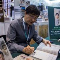 Yuen Kwok-yung signs copies of his new autobiography "My Life in Medicine: A Hong Kong Journey"