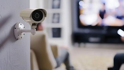 Cómo encontrar cámaras ocultas en un Airbnb, según un experto en seguridad