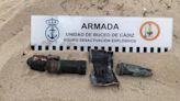 La Unidad de Buceo de Cádiz neutraliza un proyectil hallado en la playa de Camposoto
