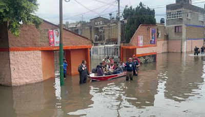 Rescatan a decenas de personas atrapadas por inundación en Cuautitlán