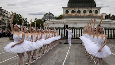 Paris Olympics opening ceremony dancers call off strike after reaching pay deal, union says